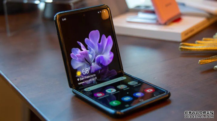 蓝冠官网:三星Galaxy Z Flip 5G现在是和摩托罗拉Razr一样最便宜的可折叠手机