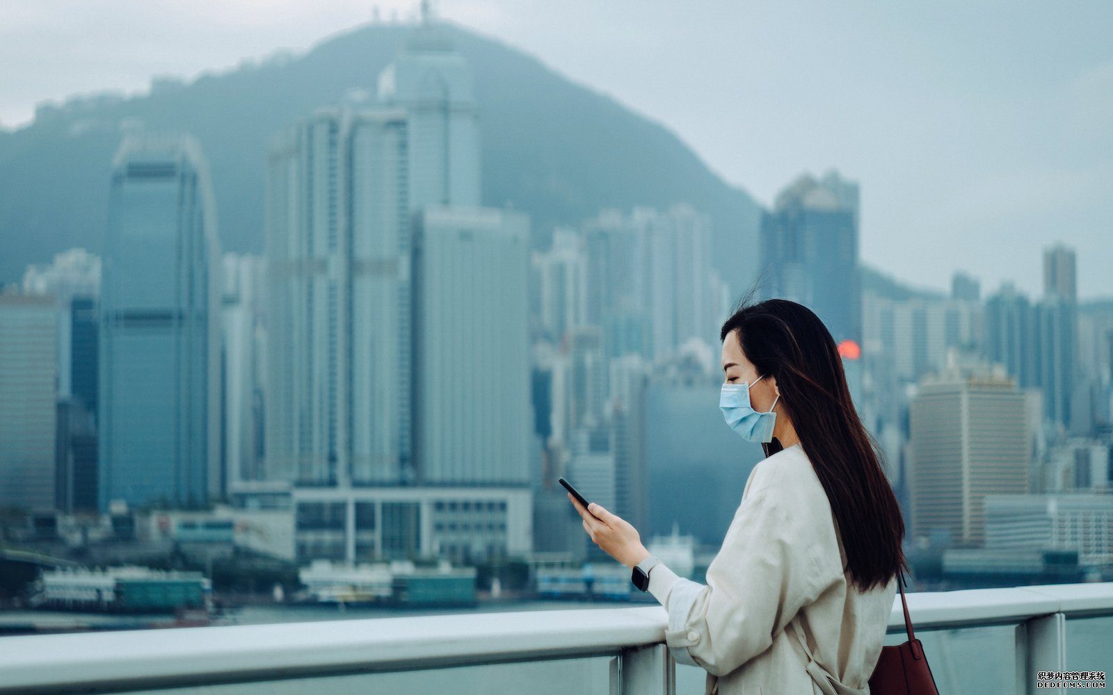 蓝冠注册「起底」刑法化,Facebook、Twitter、Google 警告撤出香港,公署否认影响言论自由