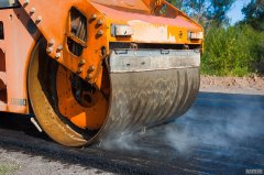 <b>马来西亚当局以压蓝冠测速路机碾碎了 1,069 台加密货币挖矿设备</b>