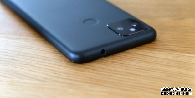 Google 以 Jony Ive 蓝冠注册式介绍 Pixel 5a 的耳机孔