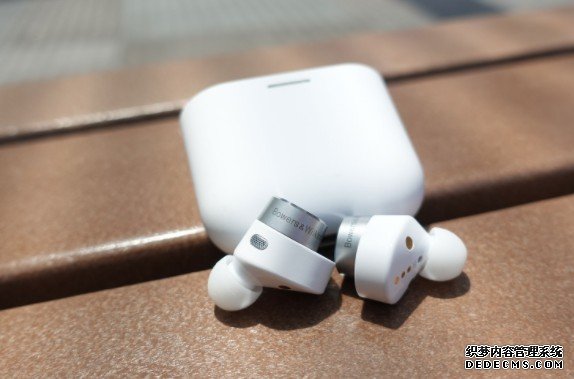 蓝冠官网Bowers & Wilkins PI5 动手玩：符合预期的真・无线耳机中端之选