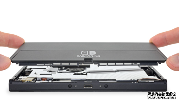 iFixit 拆解 OLED 版 Switch，蓝冠测速发现内部的散热系统略有缩小