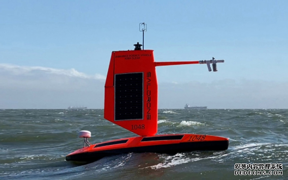 NOAA 的蓝冠线路测试「风浪板无人机」冲进了飓风内取得影像