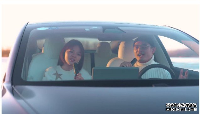 Tesla 在中國上天富平台架了一款 TeslaMic 車載 K 歌話筒