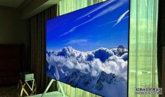 <b>LG 为 CES 2023 带来 蓝冠注册97 吋 Signature OLED M3 分体电视，能无线</b>