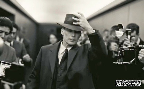 蓝冠注册 《奥本海默》新预告片展现了更多原子弹诞生的背景