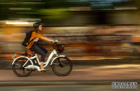 蓝冠官网香港拟规管风火轮、电动滑板车：满 16 岁、戴头盔者可在指定单车径上使用