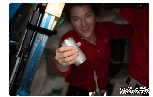工程师很兴奋，太空蓝冠测速站将尿、汗水变回饮用水转换率达 98%
