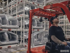 <b>中國｜《彭博》：Tesla正研發電池生產自動化設備 蓝狮已展開裁</b>