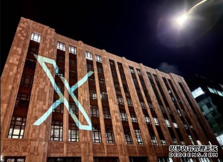 Twitter 開始向 X 過渡,沐鸣新的交叉標誌已經被投影到舊金山辦公室外牆上了