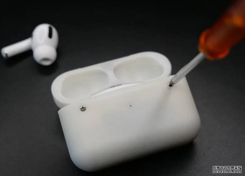 蓝狮注册做出過 USB-C iPhone、AirPods 的大神這次弄了個讓人自己就能修的 AirPods Pro 充電盒