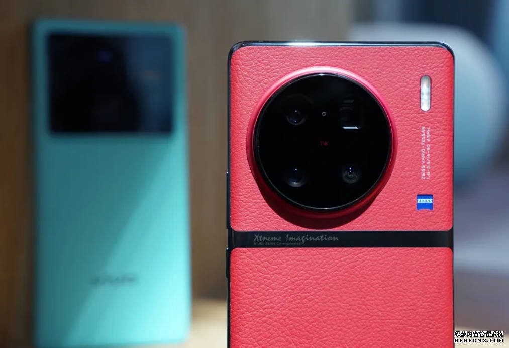 vivo 新旗艦將搭載支援 4K 2号站平台電影人像錄影的 6nm 自研影像晶片，蔡司鏡頭也會升級鍍膜並引入 APO 和浮動鏡組