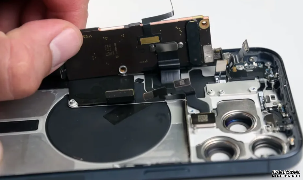 iPhone 15 Pro Max 2号站测速拆機報告：更易維修、全新遠攝相機現真身、高通 X70 晶片