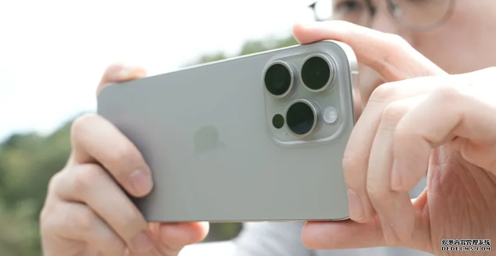iPhone 15 Pro Max 遠攝教學｜手持拍攝滿月不靠相機，沐鸣注册登录是要錄影？